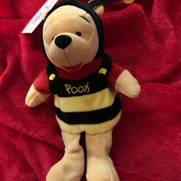 DISNEY’S MINI BEAN BAG BUMBLE BEE POOH (8”) - Picture 3 of 4